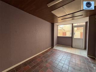 HANDELSZAAK + WOONSTDeze in het stadscentrum gelegen handelszaak met karaktervolle uitstraling biedt op de GELIJKVLOERS VERDIEPING een handelsruimte...