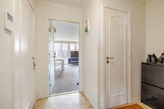 <p><span>Dit 2 slaapkamer appartement in het centrum van Wetteren geniet van een gunstige ligging met alle voorzieningen zoals winkels, scholen en openbaar vervoer op wandelafstand. Daarnaast profiteert dit appartement ook van een goede bereikbaarheid door diverse invalswegen en de nabijheid van de op- en afritten van de R4, E17 en E40.</span></p><p><span> </span></p><p><span>De indeling is als volgt: centrale inkomhal met gastentoilet, die uitgeeft op de lichtrijke leefruimte met aansluitend de keuken die voorzien is van een vaatwasser, keramische kookplaat en veel opbergkasten. Naast de keuken vinden we een praktische berging. Achtergelegen vinden 2 slaapkamers en een badkamer die voorzien is van een badkamermeubel en douche.</span></p><p><span> </span></p><p><span>Bijkomstig is er nog een handige garage die bij dit appartement hoort. </span></p><p><span> </span></p><p><span>EPC: 214 kWh/m²jaar - Label C</span></p><p><span>Elektrische verwarming</span></p><p><span>HR-glas met PVC</span></p><p><span> </span></p><p><span>Dit appartement is momenteel verhuurd waardoor het ook voor investeerders een echte opportuniteit is. </span></p><p><span> </span></p><p><span>Voor meer info of een bezoek, contacteer Quinten van Immo Zone op 0485/02.48.04 of via mail op quinten@immo-zone.be</span></p><p><span> </span></p>