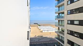 In een rustige zijstraat van de Zeedijk in het Zoute, op slechts enkele stappen van de Kustlaan en het Driehoeksplein, vindt u dit...