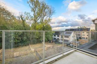 Deze nieuwe woning van 308 m² combineert ruimte en comfort om aan de behoeften van een modern gezin te voldoen. Gelegen in de Rue du Bois Henri,...