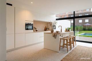 <p><span>Welkom in deze uitzonderlijke woning in het hartje van Herentals, waar authentieke charme en hedendaags wooncomfort elkaar perfect ontmoeten. Deze volledig gerenoveerde en energiezuinige stadswoning biedt een unieke combinatie van luxe, ruimte en karakter, gelegen in een rustige straat op wandelafstand van alle voorzieningen. </span></p><p><span>Oorspronkelijk daterend uit 1875, werd de woning met veel respect voor haar authentieke elementen en met oog voor detail gerenoveerd. De prachtige combinatie van historische accenten en hoogwaardige materialen zorgt voor een warme, exclusieve uitstraling.</span></p><h4><span>Het gelijkvloers</span></h4><p><span>Via de elegante inkomhal met gerestaureerde sierlijsten en gastentoilet betreedt u de sfeervolle leefruimte. Maatwerkmeubilair, marmeren accenten, designkranen en een prachtige visgraatparketvloer creëren hier een tijdloze en luxueuze sfeer. De leefruimte loopt naadloos over in de lichtrijke open keuken en eetkamer, waar grote schuiframen en een automatische dakkoepel zorgen voor een overvloed aan natuurlijk licht en een prachtig zicht op de tuin.</span></p><p><span>Aansluitend bevindt zich een praktische technische berging met aansluitingen voor wasmachine en droogkast, evenals toegang tot de kelder, ideaal als extra opslagruimte of wijnkelder.</span></p><h4><span>De eerste verdieping</span></h4><h4><span>Hier bevinden zich twee ruime slaapkamers op parketvloer. Verder is er nog een stijlvolle badkamer in mortex, voorzien van een dubbele lavabo, ligbad en inloopdouche. Daarnaast is er een afzonderlijk toilet.</span></h4><h4><span>De tweede verdieping</span></h4><p><span>De tweede verdieping is volledig ingericht als master suite en omvat een royale slaapkamer met een eigen ensuite badkamer, uitgerust met een dubbele lavabo en een elegante douche-in-badcombinatie.</span></p><h4><span>De buitenruimtes</span></h4><p><span>Buiten geniet u van een prachtig aangelegde, zuidwestgerichte tuin die volledige privacy en rust biedt. Het verwarmde zwembad, uitgerust met een warmtepomp en automatische solarafdekking, vormt samen met het zonnige terras de perfecte setting voor ontspannen zomerdagen en gezellige avonden. Een bijgebouw met technische ruimte en mezzanine vervolledigt het geheel.</span></p><p><span>Deze instapklare woning is een zeldzame opportuniteit op de Herentalse vastgoedmarkt. Een unieke combinatie van historische grandeur, moderne luxe en energiezuinig wonen, ideaal voor wie op zoek is naar een woning met uitstraling en comfort. Maak jij van dit huis jouw nieuwe thuis, neem dan zeker contact met ons op voor een bezoek ter plaatse. </span></p><p><span> </span></p>