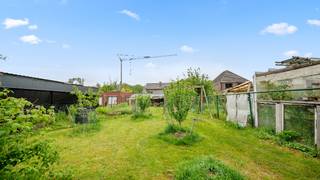 Landhuis met tuin op een zuidelijk georiënteerd perceel van 14a72ca.<br />Omvat: inkom, living van 36m², volledig ingerichte keuken met aanpalende veranda (met airco), 3 slaapkamers (15m², 15m² en 7m²), badkamer (ligbad/douche, lavabo en wc), garage, wc, wasplaats en berging.<br />Bouwjaar: 1973 doch recenter vernieuwingen zowel buitenschrijnwerk, dakbedekking en keuken.<br />CV met mazout. <br />EPC: 469 kWh/m² jaar - energielabel E - UC: 3865455-RES-1 . Ki 1.263 euro.<br />Totale vloeroppervlakte: 210m².<br />Stedenbouwinfo in aanvraag (woonuitbreidingsgebieden, woongebieden - RUP Woonzonering in woonwijk).<br />Perceelscore A - gebouwsscore A. Geen risicozone voor overstromingen.<br /><br />PREMIES voor renovatie: informatie over premies en financiële steun bij de renovatieverplichting kan u raadplegen op de website https://www.vlaanderen.be/een-huis-of-appartement-kopen/renovatieverplichting-voor-residentiele-gebouwen . Renovatieverplichting: kopers van woningen met een EPC-label E of F worden verplicht om binnen de 6 jaar na datum notariële akte de woning energetisch te renoveren tot minimum energielabel D = EPC 400 kWh/m² of beter.