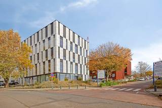 Praktijkruimtes te huur in Erasmus Valley, een multidisciplinair health center waar zorgprofessionals samenwerken, netwerken en groeien. Dit modern en volledig ingericht centrum biedt een hoogwaardige, instapklare werkomgeving voor paramedische en medische disciplines. Met een flexibele toegang, flexibele vergaderruimtes, een volledig uitgeruste fitnessruimte en een bruisend netwerk van professionals, vind je hier alles wat je nodig hebt om te floreren.<br /><br />Het centrum ligt nabij het Erasmusziekenhuis, midden in een sterke medische omgeving, en beschikt over parkeerplaatsen voor zowel zorgverleners als patiënten. De praktijkruimtes zijn volledig afgewerkt en geschikt voor onder meer kinesitherapeuten, osteopaten, dermatologen, huisartsen, huid- en schoonheidsspecialisten, personal trainers en andere zorgprofessionals. Naast de professionele therapie- en consultatieruimtes is er een moderne fitness- en revalidatiezaal met hoogwaardige apparatuur, aangevuld met een ijskoudwaterbad voor herstel en performance-coaching.<br />Patiënten worden ontvangen in een stijlvolle onthaal- en wachtruimte, ondersteund door een professionele receptie. Er is tevens een comfortabele consultatie- of vergaderzaal beschikbaar voor overleg, groepssessies of multidisciplinair samenwerken. Twee ruime kleedruimtes met lockers en douches zorgen voor extra comfort voor sporters en patiënten.<br /><br />Erasmus Valley biedt flexibele verhuurformules aan, van dagdelen tot permanente ruimtes, steeds in een all-in formule waarbij nutsvoorzieningen, onderhoud en het gebruik van alle faciliteiten inbegrepen zijn. Zo kan jij je volledig focussen op jouw praktijk.<br /><br />Sluit je aan bij dit partnernetwerk en ervaar werken op een hoger niveau. Contacteer ons vrijblijvend om de mogelijkheden te bespreken en een bezoek in te plannen. Voor meer informatie kan u contact opnemen met laura via laura@immoaccenta.be