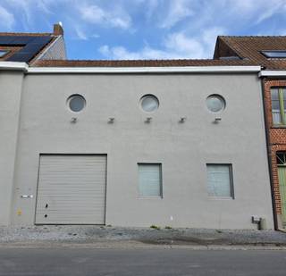 Vlot bereikbaar, veelzijdig atelier/magazijn in Beveren-Leie - geschikt voor diverse doeleinden!We krijgen toegang tot dit praktisch ingericht...