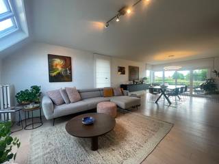 Bent u op zoek naar een leuke, instapklare woning met 3 slaapkamers en zeer leuke tuin?<br />Deze villa biedt u alles wat u nodig heeft met een uitstekende verbinding en zeer veel lichtinval.<br /><br /><strong>Bestaande uit:</strong><br />Inkom, woonkamer met houtcassette, recent vernieuwde moderne keuken en wasruimte/berging<br /><u>1ste verdieping:</u> 3 ruime slaapkamers, badkamer en bureau ruimte<br />Volledig onderkelderd<br />Ruime garage voor 2 auto's, polyvalente ruimte, berging/extra kamer en branderlokaal<br /><br /><strong>Troeven:</strong><br />+ Woning met veel lichtinval<br />+ Zongericht terras<br />+ Zeer verzorgde, afgewerkte en direct instapklare woning