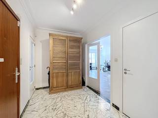 Dit prachtige appartement ligt in het hart van Gent, op een steenworp van de Kouter.Volledig gerenoveerd in 2018, waarbij gekozen werd voor kwalitatieve materialen en een hoogwaardige afwerking – met oog voor detail en comfort.Vanuit de lichtrijke leefruimte geniet je van een uniek uitzicht op de iconische Sint-Baafskathedraal. Wonen met zicht op Gent op z’n mooist!Indeling:inkomhal - woonkamer - geïnstalleerde keuken - berging - toilet - slaapkamer 1 - aparte douche - slaapkamer 2 - slaapkamer 3 - badkamer De gemeenschappelijke kosten bedragen 195,00 EUR en dienen voor het onderhoud van de gemeenschappelijke delen alsook een voorschot op het privatief verbruik van water en verwarming.Beschikbaar vanaf 01/12/2025.