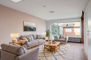 - Zeer ruime woning op een topligging: Koningin Fabiolastraat 16 in Gullegem- Gelijkvloers: inkomhal, leefruimte 1, berging, wasruimte en toilet-...