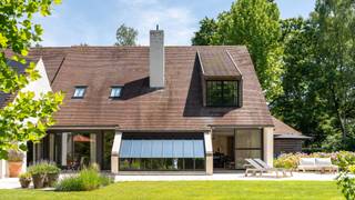 Cette magnifique villa sur un beau terrain orienté sud-ouest de 3 159 m² est située dans un quartier résidentiel verdoyant récemment réaménagé,...