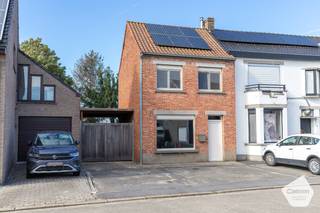 <u><strong>OPENDEURDAG OP ZATERDAG 31 OKTOBER 2026 tussen 14u00 en 18u00 ( op afspraak)</strong></u><br /><br />U kunt een BOD uitbrengen op deze woning, rekening houdend met de <strong>AANVANGSPRIJS </strong>van<strong> 299.000 euro,</strong> elk hoger BOD wordt voorgelegd aan de eigenaars die al dan niet kunnen ingaan op dit aanbod.<br /><br />Instapklare half-open woning<strong> in het rustige en groene dorp Hertsberge.</strong> Deze woning bestaat uit inkom, knap gerenoveerde woonkamer met pelletkachel en een automatisch rolluik aan de voorgevel maar ook aan de achtergevel. Aansluitend is er een volledig geïnstalleerde keuken met aanpalend ook de volledig geïnstalleerde badkamer met ligbad, wastafel en toilet. Op de eerste verdieping zijn er twee volwaardige slaapkamers. <strong>De derde slaapkamer/zolderkamer </strong>is te bereiken met vaste trap op de tweede verdieping. Verder is er nog een kelder, een ruime berging en een <strong>volledig omheinde tuin</strong> met de perfecte oriëntatie waar U kan genieten van de zon. <strong>De elektriciteit is gekeurd</strong> en er is <strong>geen renovatieverplichting</strong> van toepassing. Er zijn 10 zonnepanelen aanwezig! Dit kan ook een interessante investering zijn.<br /><br /><u><strong>Gelijkvloers:</strong></u>
<ul>
	<li>Inkom;</li>
	<li>Geïnstalleerde keuken;</li>
	<li><strong>Knap gerenoveerde</strong> woonkamer met pelletkachel;</li>
	<li><strong>Praktische badkamer</strong> met ligbad, wastafel en toilet;</li>
	<li>Leuke gezellige tuin die volledig omheind is;</li>
	<li>Buitenberging;</li>
	<li>Praktische kelderberging;</li>
	<li>Carport met poort;</li>
	<li>Oprit met voldoende parkeerruimte;</li>
</ul>
<strong><u>1ste verdieping:</u></strong>

<ul>
	<li>2 mooie volwaardige slaapkamers;</li>
</ul>
<strong><u>2de verdieping met vaste trap te bereiken:</u></strong>

<ul>
	<li>mooie zolderkamer / derde slaapkamer.</li>
</ul>
<strong><u>Troeven:</u></strong>

<ul>
	<li><strong>De elektriciteit is gekeurd</strong>;</li>
	<li><strong>Geen renovatieverplichting</strong>;</li>
	<li>10 zonnepanelen;</li>
	<li>Instapklaar;</li>
	<li>Dit kan ook een interessante investering zijn.</li>
</ul>
Voor meer informatie of verdere vragen contacteer ons via: <strong>oostkamp@caenen.be</strong><br /><br /> 
