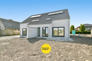 Op rustige doch centrale ligging in Gistel wordt deze nieuwbouwwoning gebouwd. Deze energiezuinige woning werd ontworpen met oog voor ruimte, licht en een praktische indeling, waardoor ze perfect aansluit bij de wensen van het moderne gezin.<br /><br />Bij het binnenkomen wordt u verwelkomd in een aangename inkomhal met gastentoilet. Verder opent de woning zich naar een bijzonder lichtrijke leefruimte waar grote raampartijen zorgen voor een mooie verbinding met het terras en de tuin. De open keuken sluit naadloos aan op de leefruimte en vormt het hart van de woning, ideaal voor gezellige familiemomenten en ontspannen avonden. Aansluitend bevindt zich een praktische was- en bergruimte. Op de verdieping bevinden zich drie volwaardige slaapkamers en een stijlvolle badkamer uitgerust met een ligbad, inloopdouche en dubbele lavabo. Daarnaast is er ook een afzonderlijk toilet voorzien. De zolderverdieping biedt extra opbergmogelijkheden en kan perfect dienen als stockageruimte.<br /><br />Bij de afwerking werd gekozen voor kwalitatieve, duurzame en onderhoudsvriendelijke materialen die bijdragen aan een tijdloze uitstraling en optimaal wooncomfort. Dankzij de combinatie van een warmtepomp, vloerverwarming, ventilatiesysteem en zonnepanelen geniet u bovendien van een bijzonder energiezuinige woning met een laag energieverbruik.<br /><br />Ook buiten werd alles voorzien om meteen zorgeloos te kunnen genieten. De woning beschikt over een aangelegd terras, private parkeerplaatsen, een genivelleerde tuin en een groene scheidingshaag die zorgt voor extra privacy en een aangename sfeer.<br /><br />De ligging vormt zonder twijfel een extra troef. U woont hier in een rustige omgeving, terwijl winkels, scholen, horeca en openbaar vervoer zich op korte afstand bevinden. Dankzij de vlotte verbinding met de autosnelweg geniet u bovendien van een uitstekende bereikbaarheid.<br /><br />Deze nieuwbouwwoning biedt de perfecte combinatie van modern wonen, kwalitatieve afwerking en een centrale doch rustige ligging in het hart van Gistel.<br /><br />E-peil: 21 - S-peil: 28 ~ Vg, Wg, Gvkr, Gvv, Gmo ~ Ref. MI24837