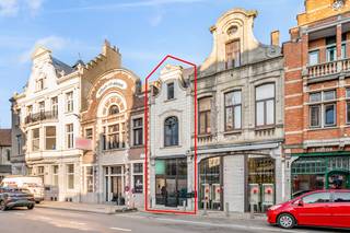 Karaktervolle erfgoedwoning op topligging tegenover de Sint-Gummaruskerk.In het historische hart van Lier, recht tegenover de iconische...