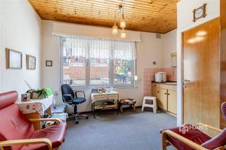 <p><span>Meyersstraat 29 - Deurne</span></p><p><span> </span></p><p><span>Te moderniseren woning (156 m²) met 3 slaapkamers, garage en tuin (34 m²) in Deurne</span></p><p><span> </span></p><p><span>In de Meyersstraat woon je op een centrale ligging met alles binnen handbereik. Openbaar vervoer bevindt zich op wandelafstand, terwijl je met de wagen in enkele minuten de belangrijkste invalswegen en de snelweg bereikt. Ook aan (lokale) winkels en supermarkten is er geen gebrek in de nabije omgeving.</span></p><p><span>De woning is te moderniseren, maar beschikt over een praktische indeling en een solide basis met heel wat mogelijkheden. Bovendien behaalt ze een EPC-score C, waardoor je niet meteen voor grote energetische ingrepen staat. Het dak werd in 2014 vernieuwd en geïsoleerd, en de aluminium ramen zijn voorzien van dubbele beglazing en rolluiken.</span></p><p><span>In het souterrain bevinden zich de inpandige garage (13 m²) en een polyvalente ruimte van maar liefst 28 m². Deze leent zich perfect als berging, wasplaats, hobbyruimte of extra opslag. Van hieruit heb je toegang tot de gezellige, west-georiënteerde tuin van 34 m².</span></p><p><span>Op de eerste verdieping bevindt zich aan de achterzijde de leefruimte van circa 27 m², terwijl de eerste slaapkamer van 13 m² aan de voorzijde gelegen is.</span></p><p><span>De bovenverdieping biedt nog heel wat potentieel. Vooraan bevindt zich een tweede slaapkamer van 15 m². De ruimte aan de achterzijde kan volledig naar eigen wens worden ingericht, met plaats voor een derde slaapkamer van 15 m² en een ruime badkamer van 10 m².</span></p><p><span>Het pand wordt inclusief inboedel verkocht.</span></p><p><span>Ben je op zoek naar een betaalbare woning met heel wat mogelijkheden om ze naar eigen smaak af te werken? Mis deze kans niet! Bewoonbare opp. 156 m² – ref.: bruto vloeropp. Voor meer info of een gratis schatting surf naar </span><span><span>www.hansimmo.be</span></span></p><p><span> </span></p>