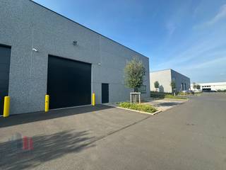 KMO-unit met een oppervlakte van 233 m² te huur. Uitstekend gelegen nabij de commerciële Geallieerdenlaan (N58) met een vlotte verbinding naar de...