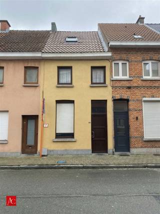 <p>Zeer centraal gelegen starterswoning met 2 slaapkamers en zolderruimte.</p><p>Dit totaal te renoveren pand is op zoek naar een paar gouden handen die van dit huis terug een echte thuis wil maken, <br />gelegen op een steenworp van de Grote Markt met tal van buurtwinkels en openbaar vervoer en scholen.<br />De indeling is als volgt: inkomhal, bureau, leefruimte, keuken, badkamer, toilet, bergruimte.<br />Op de eerste verdieping vinden we nog 2 ruime slaapkamers en toegang naar de zolderruimte die eventueel<br />ook kan dienen als extra slaapkamer of hobbyruimte.</p><p>De woning beschikt over een EPC label F, bijgevolg rust er een renovatieplicht op het goed, waarin de koper binnen de 6 jaar verplicht is om energetisch<br />te renoveren naar minstens energielabel D.</p><p>Neem vandaag nog contact op om deze woning te bezichtigen.</p>