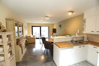 Ce studio est situé dans la résidence Strandweghe près du Zeedijk de Mariakerke-Oostende.<br />Charges communes : seulement 26 €/mois.<br />Commerces, restaurants et transports publics accessibles à pied.<br />Le studio situé au rez-de-chaussée propose un couchage pour 4 personnes.<br />Le studio a été rénové et est en excellent état.<br />Stationnement gratuit de l'autre côté de la rue.<br /><br />Mise en page:<br />- Hall d'entrée avec toilettes séparées<br />- Salon et salle à manger lumineux avec beaucoup de lumière, avec un lit pliant pour 2 personnes.<br />- Cuisine ouverte rénovée avec l'équipement électrique nécessaire (four, cuisinière électrique, lave-vaisselle, ...)<br />- Coin nuit avec possibilité de placer un lit superposé.<br />- Salle de bain rénovée avec lavabo et baignoire avec douchette, branchement pour machine à laver.<br /><br />Electricité : SELON L'AREI<br />Possibilité de reprendre les meubles.<br />Le bâtiment est libre de charges majeures.<br />Le studio est intéressant comme location permanente ou location de vacances.<br />Demandez-nous les rendements !<br /><br />Si vous souhaitez visiter ce studio prêt à emménager, merci de nous contacter par e-mail à nicolas@jolieinvest.be ou par téléphone au 0495/50.69.20