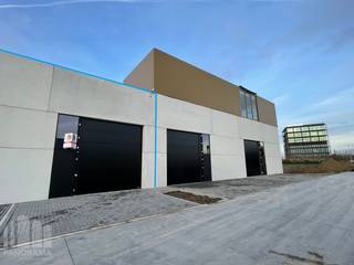 Nieuwbouw KMO-unit met een oppervlakte van <strong>+/- 178 m²</strong> en 2 privatieve parkeerplaatsen te huur. Fantastisch gelegen langs de Kwadestraat in de schaduw van het Westwing Park.<br /><br />Het<strong> casco magazijn </strong>is opgebouwd uit een staalconstructie met een buitenschil bestaande uit een combinatie van geïsoleerde betonpanelen en sandwichpanelen. De loods, brandklasse B, heeft een vrije hoogte van +/- 6 meter en is toegankelijk via een automatische sectionale poort (4 m B x 4,5 m H) met een aparte toegangsdeur en glaspartij. Verder is er verlichting, water en elektriciteit aanwezig. <br /><br />De unit maakt deel uit van het bedrijvenpark "<strong>Hexahub</strong>" dat ondernemen combineert met een knappe architectuur. De strategische ligging, pal in het hart van ondernemend Roeselare, aan afrit Rumbeke, AZ Delta en Westwing Park, zorgt voor een vlotte bereikbaarheid en biedt een uitstekende uitvalsbasis voor de hele regio.<br /><br />Ruime parkeer- en manoeuvreerruimte voorzien op het terrein. <br />Onmiddellijk beschikbaar.<br /><br />Contacteer <strong>PANORAMA B2B</strong> voor bijkomende inlichtingen, plannen of een vrijblijvend plaatsbezoek <strong>050 300 800</strong>.
