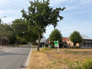 Ontdek deze bouwgrond met aansluitende landbouwgrond ideaal voor het realiseren van een open bebouwing met zicht op groen.<br /><br />Op dit bouwgrond lot van 882 vierkante meter heb je meer dan voldoende ruimte om een vrijstaande woning te bouwen voorzien van alle wooncomfort. Het perceel is gelegen in woongebied met landelijk karakter en heeft duidelijke en gunstige bouwvoorschriften.<br /><br />Het perceel is ideaal gelegen in een rustige buurt nabij verbindingswegen naar het centrum Oostkamp en de E40. Zo combineer je rust en stilte met het comfort van alle voorzieningen. Op enkele minuten van het goed liggen scholen, winkels, horeca en natuurgebieden.<br /><br />Bij de bouwgrond hoort nog een heel stuk landbouwgrond. Deze grond is toegankelijk via de woonst maar heeft ook een aparte inrit verderop, die tevens dient als erfdienstbaarheid voor de achterliggende landbouwgronden. De landbouwgrond bestaat uit 8575 m² grond waarvan een stuk bebost is. Hier zijn tal van invullingen mogelijk zoals het verhuren aan een landbouwer of het houden van paarden. De grond is vrij van pacht.<br /><br />Heb jij interesse in deze bouwgrond? Aarzel niet en neem contact op met Eva via eva@immofrancois.be of 0471 96 08 57.<br /><br />