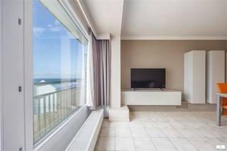 Dit prachtig gerenoveerde appartement, gelegen op de achtste verdieping van de residentie Sun Beach, biedt een unieke combinatie van comfort, licht en een uitzonderlijk uitzicht. De lichtrijke leefruimte met adembenemend zicht op het strand en een ver uitzicht over het hinterland. De open keuken is praktisch en modern ingericht, terwijl de badkamer uitgerust is met een comfortabele inloopdouche. Verder beschikt het appartement over twee ruime slaapkamers en een zuidgericht terras waar u de hele dag van de zon kunt genieten. Extra troeven zijn de grote gemeenschappelijke fietsenberging en het gebruik van een privatieve kelderberging. Bovendien is het goede EPC en een conforme elektrische installatie een belangrijke meerwaarde.