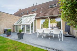 Deze aangename tweegevelwoning is gelegen in een rustige, doodlopende straat in Merchtem en combineert een rustige woonomgeving met een uitstekende bereikbaarheid. De woning bevindt zich bovendien op korte afstand van winkels, scholen, belangrijke verbindingswegen en het station van Merchtem.

Via de inkomhal, voorzien van een apart toilet, komt u binnen in de ruime en lichtrijke leefruimte. Dankzij de grote raampartijen geniet deze ruimte van een aangename natuurlijke lichtinval.

Op de eerste verdieping bevinden zich drie slaapkamers en een badkamer. Daarnaast beschikt de woning over een ruime zolder, die momenteel dienstdoet als bergruimte maar nog mogelijkheden biedt om naar eigen wens in te richten, bijvoorbeeld als extra slaapkamer, bureau of hobbyruimte.

Ook buiten biedt de woning de nodige parkeermogelijkheden. Zo beschikt ze over een garage met plaats voor één wagen en een ruime oprit met plaats voor twee auto's.

Een bijkomende troef is het gunstige EPC-label B, wat de woning energiezuinig maakt. Dankzij de combinatie van de rustige ligging, de aangename lichtinval, drie slaapkamers, de extra mogelijkheden van de zolder en de vlotte bereikbaarheid is deze woning een mooie opportuniteit voor wie op zoek is naar een comfortabele gezinswoning in Merchtem.