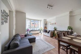 Ruim en lichtrijk appartement met 2 slaapkamers met terras in de Tentoonstellingswijk te Antwerpen.<br />Op de eerste verdieping van een verzorgd appartementsgebouw bevindt zich dit aangename appartement met een bewoonbare oppervlakte van 93 m². Dankzij de grote raampartijen geniet het appartement van veel natuurlijke lichtinval en een aangenaam ruimtegevoel.<br />De inkomhal met vestiaire verdeelt de dag- en nachtdelen van het appartement. De ruime leefruimte biedt een aangename leefomgeving en sluit aan op de keuken. Vanuit de keuken heeft u rechtstreeks toegang tot het terras aan de voorzijde van het gebouw.<br />Verder beschikt het appartement over twee ruime slaapkamers, een badkamer, een apart toilet en een praktische wasberging.<br />Daarnaast is er een privatieve kelderberging inbegrepen en kunnen bewoners gebruikmaken van een handige gemeenschappelijke fietsenstalling in het gebouw.<br />De woning geniet van een uitstekende ligging in de gegeerde Tentoonstellingswijk, vlakbij het groene Mastvestpark. Winkels, scholen, openbaar vervoer, belangrijke invalswegen en diverse recreatiemogelijkheden bevinden zich op korte afstand, wat zorgt voor een ideale combinatie van rustig wonen en vlotte bereikbaarheid.<br /><br />appartement 93m²<br />2 slaapkamers<br />gemeenschappelijke fietsenstalling<br />elektriciteit <strong>conform</strong><br />EPC: 209 kWh/m²jr - <strong>LABEL C</strong><br />verhuurd: 1.000,00 €/maand +100 vaste kost<br />verkoopprijs : <strong>279.000 euro</strong><br /><br />Voor meer informatie of een bezoek:<br />info@infinityrealestate.be | www.infinityrealestate.be | 03 325 69 44