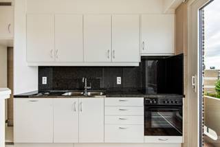 Dit ruime appartement werd in 1978 gebouwd en sinds 1988 door één en dezelfde eigenaar bewoond. Het bewijs dat het hier fijn vertoeven is. Het appartement werd doorheen de jaren goed onderhouden en opgewaardeerd. Dat vertaalt zich ook in een gunstig EPC-label B, hier zit je goed!<br /><br />Binnenkomen doe je in een praktische inkomhal met vestiaire en apart gastentoilet, vanwaar je vlot toegang hebt tot de leefruimte, keuken, badkamer en slaapkamers.<br /><br />In de leefruimte zorgt het grote schuifraam voor veel natuurlijk licht wat het open karakter van de leefruimte extra versterkt. De verzorgde keuken biedt alle nodige basiscomfort en is praktisch ingericht. <br /><br />Het appartement beschikt over twee slaapkamers, waarvan de grote voorzien is van een terras. Er is nog een derde kamer welke compacter is en perfect dienst kan doen als dressing, bureau of hobbyruimte. Hier vind je bovendien de aansluiting voor een wasmachine en droogkast.<br />De badkamer is ruim en functioneel met inloopdouche.<br /><br />Een ideale woonst voor wie op zoek is naar ruimte, een rustige ligging en een vlotte bereikbaarheid.<br />Ook voor investeerders biedt dit appartement een mooie opportuniteit.<br /><br />Verder geniet je van extra praktische troeven:<br />- Mogelijkheid om garage bij aan te kopen voor 25.000 €<br />- Laadpalen voor de deur.<br />- Gelegen in een rustige doodlopende straat.<br />- Lage gemeenschappelijke kosten.<br />- Centraal gelegen.<br /><br />Interesse? Neem gerust contact op voor een bezoek en ontdek zelf de troeven van dit appartement.<br />Stuur een mailtje naar britt@jamar.immo of bel me even op voor een afspraak 0487/93.35.43<br /><br />Vg, wg, gmo, gvkr, gvv, niet gelegen in overstromingsgebied