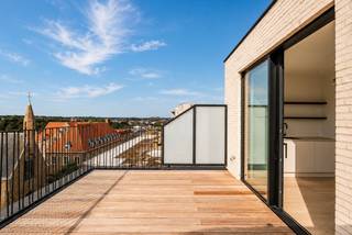 Welkom in residentie Dunas, een uniek nieuwbouwproject in Oostduinkerke-bad, op een steenworp van het strand en het levendige centrum. Deze kleinschalige residentie telt slechts vijf appartementen, telkens één per verdieping, met als absolute eyecatcher de duplex-penthouse op de vijfde en zesde verdieping.<br /><br />De penthouse biedt u uitzonderlijke woonvolumes, maximale lichtinval en panoramische terrassen, zuidgericht aan de leefruimte en zowel voor- als achteraan op de bovenverdieping. Dankzij de duplex-indeling geniet u van een natuurlijke scheiding tussen de leef- en slaapruimtes, wat het comfort en de privacy verhoogt.<br /><br />Indeling:
<ul>
	<li>Benedenverdieping: inkomhal | zonnige leefruimte met open volledig uitgeruste keuken en toegang tot het zuidgericht terras | berging met aansluitingen voor wasmachine en droogkast | masterbedroom met ensuite badkamer (inloopdouche, ligbad en dubbele lavabo) | terras aan de slaapkamer</li>
	<li>Bovenverdieping: overloop | 2 ruime slaapkamers | badkamer met inloopdouche en lavabo | afzonderlijk toilet | zonneterras vooraan van 18,3 m² en achteraan van 13,2 m²</li>
</ul>
<br />Hoogwaardige afwerking, warmtepomp, vloerverwarming en passieve koeling zorgen voor energiezuinig en duurzaam wooncomfort. bovendien is er de mogelijkheid tot aankoop van een privatieve berging en een parkeerplaats in het semi-automatische parkeersysteem.<br /><br />Wonen in residentie Dunas betekent rust, luxe en exclusiviteit op een toplocatie.