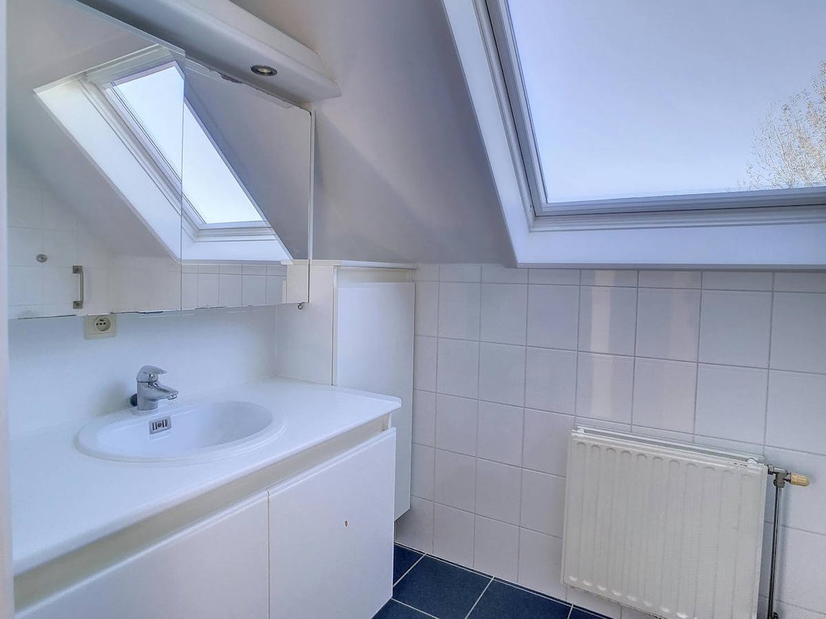 Ruime duplex met 2 slaapkamers en garage te huur in Sint-Kruis - foto 5