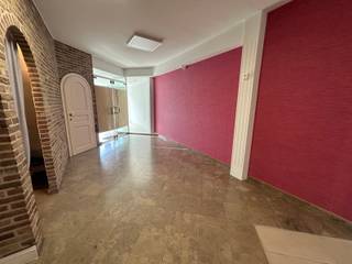 Goed gelegen commerciële ruimte in het centrum van GeelDit winkelpand, gelegen tegenover de grote centrumparking heeft een oppervlakte van 115m²...