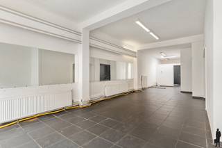 Gerenoveerd handelsgelijkvloers met triplex pal in het centrum van Kapellen! Ideaal als investeringseigendom!HandelsgelijkvloersOp de gelijkvloerse...