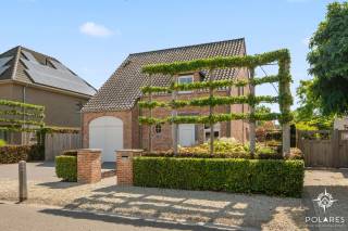 Welkom in deze prachtige villa in Tremelo, een warme en comfortabele thuis waar ruimte, licht en gezelligheid mooi samenkomen. De woning werd gebouwd in 2009 en beschikt over een bewoonbare oppervlakte van 219 m² op een mooi perceel van 645 m². Dankzij de aangename indeling voelt elke ruimte ruim en licht aan en is er volop plaats om samen te genieten én tot rust te komen.<br /><br />De villa beschikt over drie ruime slaapkamers en een comfortabele, volledig uitgeruste badkamer met ligbad, inloopdouche, toilet en dubbele wastafel. Alles is aanwezig om het dagelijkse leven met het hele gezin aangenaam en comfortabel te maken. Naast de keuken bevindt zich een handige praktische berging, ideaal als extra opbergruimte. Daarnaast beschikt de woning over een ruime inpandige garage. De woning is bovendien uitstekend onderhouden en voorzien van zonnepanelen met een vermogen van 4.640 Wp, een mooie meerwaarde met het oog op energiezuinig en comfortabel wonen.<br /><br />Een absolute troef is de prachtige, zuid gerichte tuin. Hier geniet je volop van het buitenleven en krijg je meteen dat heerlijke vakantiegevoel. Het sfeervolle loungegedeelte vormt een echte verlenging van de leefruimte en wordt overdekt door een mooie pergola die langs drie zijden afsluitbaar is. Zo creëer je een gezellige plek om te ontspannen, gezellig samen te zijn of te genieten van lange zomeravonden in alle rust en privacy.<br /><br />Ook de ligging is een sterke troef. Je woont in een rustige en aangename omgeving in Tremelo, terwijl lokale voorzieningen en belangrijke uitvalswegen vlot bereikbaar zijn. Deze villa is dan ook een heerlijke combinatie van ruimte, comfort, privacy en een ontspannen levensstijl.<br /><br />Een woning waar je je meteen thuis voelt en waar binnen én buiten alle ingrediënten aanwezig zijn om er volop van te genieten.