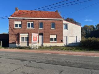 <p>Nabij het centrum van Lubbeek bieden wij deze rijwoningen te koop aan.</p>
<p>Volgens info van de gemeente kunnen deze gerenoveerd worden tot een tweewoonst. (Een groot deel van de rechtse woning dient afgebroken te worden).<br />Ideaal voor wie een tweewoonst zoekt, voor de doe-het-zelver of als investering.</p>
<p>Neem contact op voor meer informatie of om een bezoek te plannen</p>