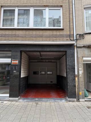 Boxe de garage fermé dans un complexe de garages fermé disponible à partir du 1/02/2025.<br />Le box de garage a un angle incliné et convient pour une petite voiture ou pour stocker du matériel.<br />Dimensions :<br />L : 2.5m<br />H : 1.8m <br />L : 4.85 et 5.25m