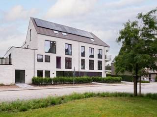 Riant nieuwbouwappartement op toplocatie aan de groene vesten van Lier, gelegen in de stijlvolle residentie Villa Vesten. Dit prachtige BEN-appartement bevindt zich op de eerste verdieping en combineert een uitzonderlijke ligging met hedendaags wooncomfort, hoogwaardige afwerking en een uitstekende energiezuinigheid. Dankzij de centrale ligging bevindt u zich op wandelafstand van de Grote Markt, winkels, horeca en alle voorzieningen. Het appartement heeft een bewoonbare oppervlakte van 116 m² en beschikt over een zonnig terras van 8 m² met een prachtig zicht op de groene vesten. Bovendien zijn een ondergrondse autostaanplaats, een private kelderberging en twee fietsenstallingen inbegrepen. Via de inkomhal, met ruimte voor een vestiairekast, en gastentoilet bereikt u de ruime en lichtrijke leefruimte van maar liefst 44 m². Dankzij de grote raampartijen geniet u hier de hele dag van natuurlijk licht en heeft u een rechtstreekse toegang tot het zonnige terras. De open keuken is volledig ingericht en voorzien van een stijlvol kookeiland, een inductiekookplaat met geïntegreerde dampkap, een combi-oven, microgolfoven, koelkast en vaatwasser. Het volledige appartement werd reeds professioneel geschilderd en de verlichting wordt nog geplaatst, zodat u zonder zorgen kunt verhuizen. Verder beschikt het appartement over twee slaapkamers van respectievelijk 8 m² en 14,5 m². De ruime badkamer van 8,5 m² is luxueus ingericht met een ligbad, een royale inloopdouche, een dubbel lavabomeubel met mengkranen, een hangtoilet, een praktische kolomkast en een spiegel met geïntegreerde ledverlichting. Daarnaast is er een afzonderlijk gastentoilet met lavabo.<br />Een absolute troef is de uitzonderlijk ruime berging van maar liefst 10 m², voorzien van aansluitingen voor een wasmachine en droogkast en extra opbergruimte. Dit appartement voldoet aan de BEN-normen (Bijna EnergieNeutraal) en is uitgerust met vloerverwarming via een warmtepomp en een modern ventilatiesysteem, wat resulteert in een bijzonder laag energieverbruik en een optimaal wooncomfort. EPB-score: 12021-G-OMV_2021058622/EP08535/SV/A001/D01. Bent u op zoek naar een instapklaar nieuwbouwappartement met hoogwaardige afwerking, een schitterende ligging aan de groene vesten en alle comfort van vandaag? Dan is dit exclusieve appartement in Residentie Villa Vesten zonder twijfel een bezoek waard. Voor bezichtiging: 0487/759.758