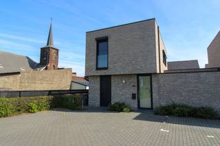 <p><span>In het charmante en landelijke maasdorp Uikhoven, een deelgemeente van Maasmechelen, bevindt zich deze prachtige, instapklare patiowoning (bouwjaar 2022), waar modern wooncomfort en rust perfect samenkomen. Gelegen op een mooie locatie vlakbij de Maas, geniet u hier dagelijks van natuur, privacy en een aangename woonomgeving.</span></p><p><span>Bij het betreden van de woning komt u binnen in een ruime inkomhal, voorzien van een gastentoilet. Vanuit de inkomhal heeft u toegang tot een eerste praktische berging, die eveneens langs buiten bereikbaar is (links van de voordeur). Deze ruimte is ideaal voor het stallen van fietsen en herbergt de nutsvoorzieningen én beschikt bovendien over een extra wastafel.</span></p><p><span>Verder leidt de inkomhal naar een tweede berging met aansluiting voor wasmachine en ruimte voor stockage. Pas daarna opent de woning zich naar lichtrijke leefruimte, wat zorgt voor een aangename overgang tussen functionele en leefruimtes. De open keuken is volledig uitgerust met kwalitatieve Whirlpool-toestellen en sluit naadloos aan op de leefruimte, wat zorgt voor een ruim en gezellig geheel. De keuken beschikt over een ruim werkgedeelte en biedt voldoende plaats voor krukjes, waardoor u er ook gezellig kan ontbijten of aperitieven. </span></p><p><span>Grote schuipuien verbinden de leefruimte met de twee stijlvolle patios, die zorgen voor een unieke woonbeleving. Ze creëren een oase van rust en privacy en laten tegelijkertijd een overvloed aan natuurlijk licht binnenstromen in de volledige woning. </span></p><p><span>Op de verdieping bevinden zich drie slaapkamers, elk voorzien van elektrische rolluiken, en een badkamer met inloopdouche, dubbele wastafel en toilet. </span></p><p><span>De woning is uitgerust met alle hedendaagse comfort, waaronder vloerverwarming en airconditioning, wat garant staat voor een aangenaam binnenklimaat in elk seizoen. <br />Bovendien beschikt u over twee privatieve autostaanplaatsen. </span></p><p><span>Kortom, deze woning is de perfectie keuze voor wie op zoek is naar een energiezuinige, moderne thuis op een rustige toplocatie!<br />Ontdek zelf de rust en het aangename woongevoel dat deze unieke patiowoning te bieden heeft en contacteer ons voor een afspraak ter plaatse: 0484.35.70.31 of diana@jemar.be!</span></p><p><span> </span></p><p><span> </span></p>