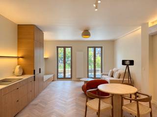 Cet appartement meublé d’une chambre, rénové et doté de finitions modernes, combine un intérieur lumineux avec une excellente situation sur la Waalsekaai, offrant une belle vue sur le Zuidpark.
Dès l’entrée, vous découvrez un séjour spacieux et lumineux avec une cuisine ouverte. Celle-ci est entièrement aménagée et équipée d’un lave-vaisselle, d’un réfrigérateur, d’un congélateur, d’un four et d’une plaque de cuisson à induction. Grâce aux grandes baies vitrées, le séjour bénéficie d’une belle luminosité naturelle et d’une vue dégagée sur le Zuidpark.
La chambre se situe à l’arrière, au calme, et dispose d’armoires encastrées. Dans son prolongement se trouve une salle de bains luxueusement aménagée, équipée d’une douche à effet pluie, d’un meuble vasque, d’un sèche-serviettes et d’un lave-linge. Un WC séparé est prévu dans le hall.
L’appartement fait partie d’un petit immeuble et a été rénové avec des matériaux durables et de qualité. Il dispose également de compteurs individuels, d’un PEB favorable, d’une cave privative et de faibles charges communes.
Grâce à son excellent Mobiscore, les transports en commun, commerces, cafés, restaurants et possibilités de stationnement se trouvent tous à distance de marche. Les principaux axes routiers sont également facilement accessibles.
Disponible à partir du 1 novembre 2026.