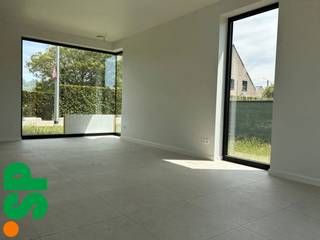 De woning heeft de volgende indeling: Men komt binnen in de inkomhal met het apart toilet (tegels). Van hieruit kan men naar de ruime en lichtrijke woonkamer (tegels; 22m²) met de open ingerichte keuken (tegels, kasten, oven, koelkast, diepvriezer, dampkap, inductie kookvuur, 1.5 spoelbak en vaatwasser). Aansluitend aan de keuken is nog een berging voorzien (tegels; wasmachine aansluiting, 8m²). Verder komen we in de garage (tegels; 18 m²). <br /><br />Op de eerste verdieping bevinden zich 3 slaapkamers (laminaat; 10m², 10m² en 12m²) aansluitend aan 1 van de slaapkamers is nog een dressing voorzien (laminaat; 5m²). Een ruime ingerichte badkamer (tegels, lavabomeubel, bad met douchemogelijkheid en aparte inloopdouche; 8m²) en een apart toilet (laminaat).<br /><br />Verder beschikt de woning over een terras met tuin. <br /><br />- EPC = 9 kWh/m²<br />- CV = aardgas op vloerverwarming<br />- Kleine huisdieren zijn bespreekbaar<br />- Zonnepanelen <br />- Volledig geschilderd <br /><br />Voor bijkomende inlichtingen of een bezoek ter plaatse kan u steeds vrijblijvend contact opnemen met Immo S|P via info@immosp.be.
