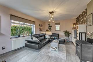 <p>In Liedekerke, op een gunstige locatie (650 m van het centrum) met vlotte verbindingen naar de omliggende gemeenten, bevindt zich deze <strong>alleenstaande en instapklare woning</strong>, die in 2005 grondig werd gerenoveerd. De woning combineert aangename leefruimtes met een praktische indeling, een mooie tuin en interessante uitbreidingsmogelijkheden. Op het <strong>gelijkvloers</strong> komt u binnen via de inkomhal. De lichtrijke woonkamer sluit aan op de functionele keuken met rechtstreekse toegang tot het terras en de tuin. Verder vindt u hier een <strong>slaapkamer/dressing</strong>, een volledig ingerichte badkamer, een afzonderlijk toilet en een <strong>inpandige garage van ca. 20 m²</strong>. De <strong>eerste verdieping</strong> beschikt over een ruime slaapkamer van ca. <strong>22 m²</strong> en een royale bureau-/videruimte van ca. <strong>27 m²</strong>. Deze ruimte biedt de mogelijkheid om een <strong>derde slaapkamer</strong> te creëren. Daarnaast is er een tweede toilet van ca. <strong>5,5 m²</strong>, waar reeds aansluitingen voorzien zijn voor de eventuele inrichting van een <strong>tweede badkamer</strong>. Buiten geniet u van een <strong>aangelegde tuin met terras</strong>. Een bijkomende troef is dat een gedeelte van de grond <strong>uitbreidingsmogelijkheden</strong> biedt. Naast de inpandige garage beschikt de woning over een <strong>vrijstaande garage van ca. 15 m²</strong>, aangevuld met buitenparkeergelegenheid. Ook technisch heeft de woning heel wat te bieden: <strong>asbestveilig</strong>, PVC-schrijnwerk met dubbele beglazing en <strong>centrale verwarming op aardgas</strong>, aangevuld met een gezellige houtkachel. Dankzij de centrale ligging in Liedekerke zijn <strong>Brussel en Aalst</strong> vlot bereikbaar. Ook openbaar vervoer, winkels, scholen en andere dagelijkse voorzieningen bevinden zich in de omgeving. <strong>Troeven:</strong> Alleenstaande woning – Grondig gerenoveerd – Instapklaar – Mogelijkheid tot 3 slaapkamers – Mogelijkheid tweede badkamer – Tuin en terras – Uitbreidingsmogelijkheden – 2 garages – Asbestveilig – Dubbele beglazing – CV op aardgas. Een veelzijdige woning met veel ruimte en potentieel op een gunstige locatie!</p>