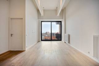 Loft-appartement (75m²) met één slaapkamer te koop in een voormalig fabrieksgebouw gelegen te Anderlecht. Het gebouw werd omgevormd naar lofts en opgeleverd in 2015. De hoge plafonds, het ruimte gevoel en het aangename terras van 15m² zijn slechts enkele troeven van dit appartement.<br /><br />Het appartement is als volgt ingedeeld: <br />- ruime lichtrijke woonkamer met open keuken en aanpalend terras<br />- keuken voorzien van al het nodige comfort: kookplaat, ingebouwde koelkast, oven en vaatwasmachine<br />- toegang tot het terras van 15m²<br />- apart toilet<br />- één slaapkamer met en-suite badkamer voorzien van dubbele wastafel en douche<br />- zithoek dewelke gebruikt kan worden als open bureau-ruimte<br />- berging met aansluiting voor wasmachine<br />- kelder n°25<br />- staanplaats (buiten) n°46 (verplicht aan te kopen, niet inbegrepen in vraagprijs)<br /><br />Het appartement beschikt daarnaast over een zeer gunstig EPC-attest (label C) waardoor wordt voldaan aan de energetische normen opgelegd voor Brussel in 2033. <br /><br />Vraagprijs: 269.000 EUR + 20.000 EUR voor de staanplaats.<br />Het appartement wordt momenteel verhuurd tot eind april 2026.<br /><br />Het appartement is gelegen in de nabijheid van openbaar vervoer (metro en bus) en op enkele minuten wandelen van grootwarenhuizen (Colruyt). In de buurt kan je ook terecht in het 'Bospark', een park van 5 hectare groot met o.a. een speeltuin voor kinderen.<br /><br />Wens je dit appartement graag te bezichtigen? Doe een aanvraag via www.dewaele.com of contacteer Danielle Kaluza via 0491 27 21 88.<br /><br />DISCLAIMER: Sommige afbeeldingen in deze presentatie zijn met AI gegenereerd om het potentieel van het pand te illustreren. Ze tonen niet de exacte, huidige staat. Aan deze beelden kunnen geen rechten worden ontleend.