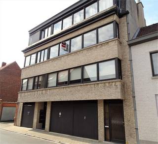 Ruim gerenoveerd lichtrijk appartement met garage gelegen op het 2de verdiep (met lift) in het centrum van Izegem. Dit appartement omvat de inkom, apart toilet, ruime woonruimte, geïnstalleerde keuken, badkamer met bad/douche, 2 slaapkamers en een kleinere kamer, washok/berging, terras en garage. Epc dateert van voor renovatie.