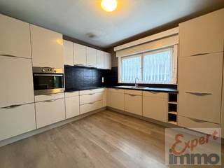 Stel je voor: thuiskomen in een oase van rust, net buiten de stadsdrukte van Kortrijk. 🌿Je stapt binnen in een appartement waar ruimte en licht...