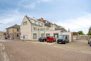 <p><strong>Karaktervol kantoorgebouw op toplocatie in het centrum van Arendonk</strong></p>
<p>Op een uitstekende zichtlocatie in het centrum van Arendonk bevindt zich dit ruime en veelzijdige gebouw, voorheen ingericht als bankkantoor. Dankzij de centrale ligging, de vlotte bereikbaarheid en de flexibele indeling biedt dit pand tal van mogelijkheden voor ondernemers, vrije beroepen, dienstverlening of praktijkruimtes.</p>
<p>De gelijkvloerse verdieping omvat een open onthaal- en ontvangstruimte, aangevuld met diverse afzonderlijke kantoorruimtes, sanitaire voorzieningen en een open trap naar de bovenverdiepingen. Een deel van de binnenwanden werd uitgevoerd in gyproc, waardoor de huidige inrichting eenvoudig aangepast kan worden aan de specifieke behoeften van u als toekomstige gebruiker.</p>
<p>Op de eerste verdieping bevinden zich meerdere afzonderlijke kantoorruimtes die zich uitstekend lenen voor administratieve werkzaamheden, vergaderruimtes of individuele werkplekken. De tweede verdieping beschikt over een eetruimte met kitchenette, een toilet, een berging en een bijkomend kantoor.</p>
<p>Verder is het pand volledig onderkelderd met verschillende bruikbare ruimtes en een aparte technische ruimte voor de verwarmingsinstallatie.</p>
<p>Naast het gebouw zijn drie parkeerplaatsen voorzien, waarvan een gedeelte zich op het openbaar domein bevindt.</p>
<p><strong>Troeven</strong></p>
<p>✔ Centrale ligging in het hart van Arendonk<br />✔ Uitstekende zichtbaarheid langs diverse winkels<br />✔ Vlotte bereikbaarheid dankzij de nabijheid van de E34<br />✔ Flexibele indeling met aanpasbare kantoorruimtes<br />✔ Volledig onderkelderd<br />✔ Parkeergelegenheid aanwezig<br />✔ Geschikt voor diverse professionele doeleinden</p>
<p>Bent u op zoek naar een kantoor met een strategische ligging en tal van mogelijkheden? Dan is dit veelzijdige pand beslist een bezoek waard.</p>