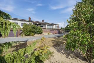 Op zoek naar een ruime gezinswoning met karakter, veel mogelijkheden én een landelijke ligging? Deze halfopen woning in Ingooigem (Anzegem) biedt een uitzonderlijke hoeveelheid ruimte en potentieel.<br /><br />Deze woning beschikt op éénzelfde verdieping over een lichtrijke leefruimte, een leefkeuken, badkamer met bad en wastafel, drie slaapkamers en een apart toilet. Daarnaast is er een ruime zolderverdieping die tal van mogelijkheden biedt. Ook de volledige onderkeldering vormt een absolute troef. Deze omvat maar liefst drie inpandige garageruimtes, een praktische wasberging en verschillende extra bergruimtes, waaronder een wijnkelder. Aan ruimte is hier dan ook geen gebrek.<br /><br />Buiten geniet u van een aangename, zonnige tuin met een perfecte zuidwestelijke oriëntatie. Het perceel van maar liefst 996 m² is volledig afgesloten en biedt rondom rond prachtige, landelijke verzichten. Op het eigen private terrein zijn bovendien tal van parkeermogelijkheden voorzien.<br /><br />Dankzij het ruime perceel, de kloeke constructie, de praktische indeling en de vele extra ruimtes vormt deze woning een uitstekende basis voor wie op zoek is naar een karaktervolle gezinswoning met ruimte én potentieel, op een rustige en landelijke locatie.<br /><br />EXTRA TROEF: een regenwaterput van 15.000 liter is aanwezig.<br /><br />Kortom: een kloeke en ruime woonst met bijzonder veel potentieel.<br /><br />Contacteer Siebe en ontdek zelf deze unieke woning tijdens een bezoek.
