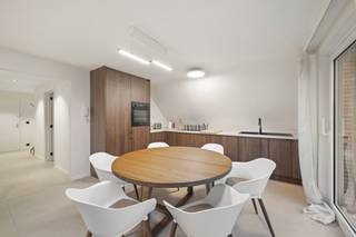 <p><span>Cet appartement entièrement rénové situé dans la Résidence Het Park combine des finitions contemporaines, une distribution pratique et une situation de premier choix à Coxyde, à proximité du parc et de l’environnement verdoyant autour de la résidence.</span></p>
<p><span>L’appartement comprend un séjour lumineux avec une nouvelle cuisine sur mesure, trois chambres, une salle de bains entièrement rénovée et une terrasse à l’arrière offrant une belle vue sur la verdure. Les grandes fenêtres assurent une belle luminosité et renforcent la sensation d’espace dans le séjour.</span></p>
<p><span>Les finitions ont été entièrement renouvelées et l’appartement est vendu prêt à emménager. Sur le plan technique également, l’appartement a été modernisé, notamment avec une nouvelle pompe à chaleur et un certificat PEB favorable de label B.</span></p>
<p><span>La Résidence Het Park dispose d’un ascenseur desservant tous les étages. La situation est un véritable atout : calme et verdoyante, à proximité du parc, tout en restant proche du centre, des commerces, de l’horeca, de la plage et des dunes.</span></p>
<p><span>Garage ou emplacement de parking disponible en option.<br /><strong></strong></span><span></span></p>
<p><strong><span>Atouts</span></strong></p>
<ul>
<li><span>Entièrement rénové</span></li>
<li><span>91 m² habitables</span></li>
<li><span>3 chambres</span></li>
<li><span>Terrasse avec vue verdoyante</span></li>
<li><span>PEB label B</span></li>
<li><span>Ascenseur présent</span></li>
</ul>
<p><span>N’hésitez pas à nous contacter pour plus d’informations ou pour une visite.</span></p>
<p><strong><span>Verborgh Real Estate</span></strong><span> — +32 470 54 82 28</span><br /><strong><span>Covico</span></strong><span> — +32 494 87 22 32</span></p>