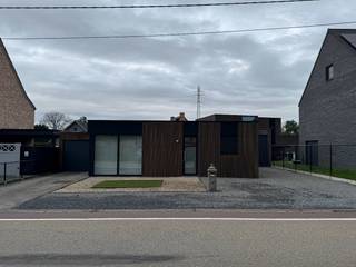 Ben je op zoek naar een gelijkvloers, energiezuinig huis?<br />Dan is deze woning op de Michel Scheperslaan 164 vast iets voor u.<br />Er zijn twee slaapkamers, een badkamer met douche, een wasplaats en een ruime living met open keuken, deze keuken is volledig ingericht met alle toestellen.<br />De auto's kunnen zowel voor het huis als achter de poorten geparkeerd worden. Verder zijn er buiten nog een tuinhuis, een carport voor de auto en een carport waar zelfs een mobilhome onder past.<br />De combinatie alu-ramen met dubbel glas - isolatie - zonnepanelen en warmtepompen zorgt voor een A-label op het epc-verslag.<br /><br />Interesse? Bel dan snel op het nummer 0491 15 30 43 of mail naar hallo@nielsvastgoed.be Ik help je graag verder.