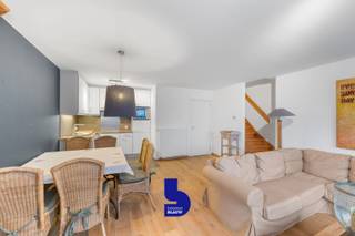 Op een steenworp van het strand, in het charmante Bredene, stellen wij dit ruime appartement te koop. Dankzij de uitstekende ligging bevinden tal...