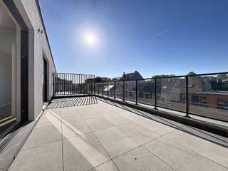 We Invest Brussel-Europa stelt u dit prachtige gerenoveerde penthouse van 95 m² voor met 2 grote zuidgerichte terrassen, gelegen op de 3e en...