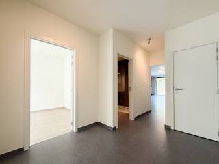 In het rustige en landelijke Sint-Amands vinden we dit gelijkvloers appartement terug gelegen in residentie De Heide. Het appartement bevindt zich op een uitstekende locatie, op wandelafstand van scholen, winkels en openbaar vervoer. Bovendien bevindt de residentie zich vlakbij de Schelde, waar je een aangename wandeling kan gaan maken. Het gebouw springt meteen in het oog door de sfeervolle, aangename gevel die de nodige rust uitstraalt.<br /><br />We betreden het appartement via de inkomhal, die toegang geeft tot de twee comfortabele slaapkamers. Aansluitend bevindt zich de volledig uitgeruste badkamer, voorzien van een inloopdouche en dubbele lavabo. Vanuit de leefruimte heb je rechtstreeks toegang tot het terras en de tuin, ideaal om tijdens de zonnige dagen heerlijk buiten te genieten.<br /><br />De keuken is modern en uitgerust met alle toestellen. Een praktische berging bevindt zich naast de keuken.<br /><br />Verder geeft de inkomhal toegang tot het gastentoilet.<br /><br />De garagebox kan je eenvoudig bereiken via het achterpoortje in de tuin. Het is namelijk de eerste garagebox die grenst aan de tuin.<br /><br />Last but not least, is er een privatieve kelderberging en een gemeenschappelijke fietsenberging aanwezig.<br /><br />Het appartement is onmiddellijk beschikbaar.<br />De gemeenschappelijke kosten per maand bedragen €50,00.<br /><br />Ben je op zoek naar een comfortabel gelijkvloers appartement?<br />Contacteer ons gerust via roy@julimmo.be of 0498 62 74 71.