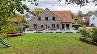 Zeer rustig en residentieel gelegen villa op 21 are met mooie aangelegde tuin vlakbij golf-en meerdomein, op 500 meter van basisschool Lozenhoek en op 2,5 km van scholen Atheneum. <br />Omvat: inkomhal, wc, living 55m² met gashaard, volledig ingerichte keuken met eethoek, wasplaats-berging, dubbele garage, ruim bureel 24m², 5 ruime slaapkamers (41m² - 30m² - 25m² - 23m² - 15m²), 3 bad-of douchekamers (waarvan 1 slpk en 1 douchek op gelijkvloers), 2de wc, ruime bergzolder.<br />De villa is voorzien van 9 zonnepanelen met een opbrengst van 3.645 Wp + een batterij van 5 kWh (geplaatst in 2023).<br />PVC met hoogrendement dubbel glas - U-waarde 1,0 (glas vernieuwd in 2022). <br />Nieuwe warmtepompboiler van 2024 voor warm water. CV met mazout.<br />EPC 127 kwh/m² - energielabel B - UC2745475RES2.<br />Zeer goede staat.<br />Bouwjaar 1994 en in de loop der jaren verschillende vernieuwingswerken uitgevoerd (oa reiniging dak in 2025 - nieuwe dakgoten dekstuk schouw in 2018 - nieuwe ramen living en deur keuken in 2022 - hoogrendement dubbel glas U-waarde 1,0 vernieuwd in 2022 - nieuwe elektrische luiken keukendeur en keukenraam in 2018 - keukentablet in composiet 2018, …).<br />De elektrische installatie is conform.<br />De woning is asbest-veilig volgens het asbestinventarisattest.<br />Ki 3.729 euro.<br />Stedenbouwkundige vastgoedinfo: vergunning uitgereikt - woonpark = residentieel woongebied - verkavelingsvergunning - geen voorkooprecht ruimtelijke ordening - geen rechterlijke herstelmaatregel of bestuurlijke maatregel opgelegd.<br />Niet overstromingsgevoelig - gebouwscore A - perceelscore A.