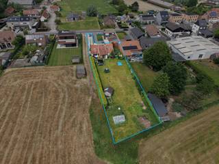 Bent u op zoek naar een eigendom met tal van mogelijkheden op een rustige en groene locatie? Dan biedt deze open bebouwing in Waarschoot / Lievegem een unieke kans. De woning is volledig te renoveren of komt in aanmerking voor afbraak en heropbouw, waardoor u uw woonproject volledig naar eigen wensen kunt realiseren.<br />Dankzij de ligging in de tweede, diepere bouwlijn geniet u hier van uitzonderlijke privacy en rust. Het perceel heeft een mooie oppervlakte van maar liefst 1.537 m² en beschikt over een lange, handige oprijlaan die zorgt voor een charmante toegang tot het eigendom.<br />De grond is deels gelegen in woongebied met landelijk karakter en deels in agrarisch gebied, wat bijdraagt aan het open en groene karakter van de omgeving. De ruime tuin biedt niet alleen een aangename buitenruimte, maar ook een blijvend en gegarandeerd uitzicht op het omliggende landschap – een absolute meerwaarde voor wie houdt van rust en natuur.<br />Verder beschikt het eigendom over een aparte garage en geniet het van een zeer gunstige ligging in het landelijke Lievegem, met een vlotte bereikbaarheid van voorzieningen en verbindingswegen.<br />Troeven:<br />-Open bebouwing met tal van mogelijkheden<br />-Volledig te renoveren of af te breken woning<br />-Gelegen in de tweede bouwlijn met optimale privacy<br />-Ruim perceel van 1.537 m²<br />-Deels woongebied met landelijk karakter, deels agrarisch gebied<br />-Aangename tuin met blijvend vrij uitzicht<br />-Handige oprijlaan<br />-Aparte garage<br /><br />Meer info of een bezoek? Graag een mail naar hallo@wijsvastgoed.be ! We nemen dan spoedig contact op voor een bezoekmoment.