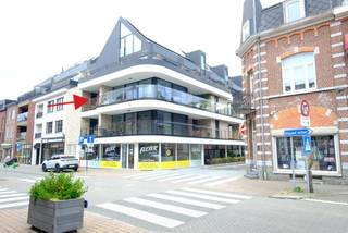 Dit prachtige 2 slaapkamer appartement, is gelegen in residentie Korenaar op de hoek van de Demerwal en de Korenstraat, pal in het centrum van de stad Bilzen.<br />Stap de voordeur uit en wandel rechtstreeks naar je favoriete winkels en het bruisende centrum met al zijn horecafaciliteiten.  Een topligging door de doordachte mobiliteit rond Bilzen, en met de oprit van de autosnelweg op amper 2 km.  Binnen het kwartier bereik je Maastricht, Hasselt en Genk.<br />Dit mooie appartement heeft volgende indeling:<br />inkomhal met ruime berging, een leefruimte met een overvloed aan natuurlijk lichtinval met een geïntegreerde keuken. een ruim terras van meer dan 32 m², 2 slaapkamers, een badkamer en toilet.  Ondergronds is er een autostaanplaats en een kelderberging.<br />Pluspunten voor dit appartement:<br />- hoek-appartement met veel lichtinval<br />- ruim terras van 32 m²<br />- ligging in centrum Bilzen<br />- ondergrondse autostaanplaats inbegrepen<br />- voorzien van verlichting, vliegendeuren en verduistering<br /><br />Wens je dit prachtige appartement te bezichtigen, neem dan contact op met Valère Vangeel op het nummer 0472/32.34.24 of mail valere@vestio.com .